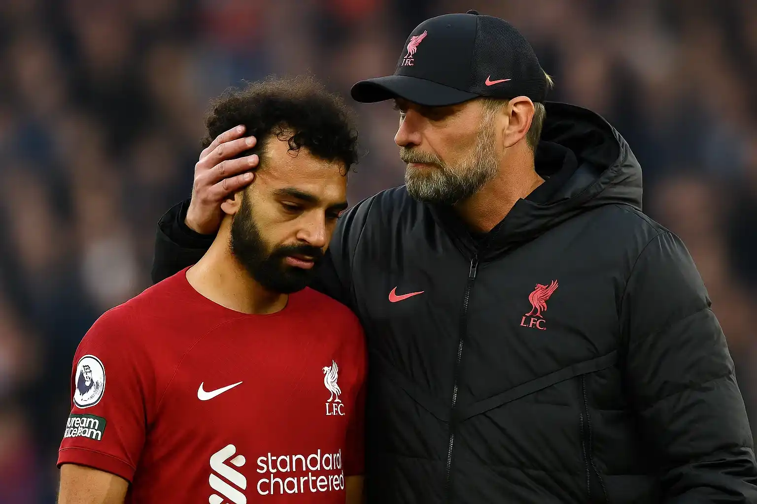 Klopp động viên Salah sau khi rời sân